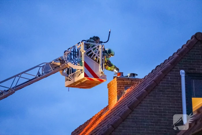 Brandweer blust schoorsteenbrand