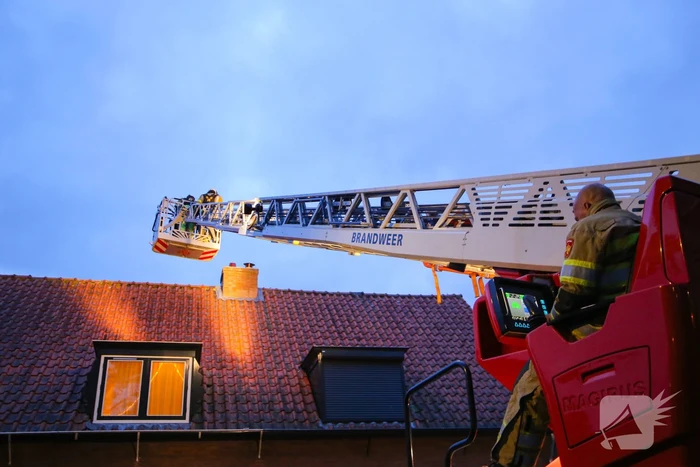 Brandweer blust schoorsteenbrand