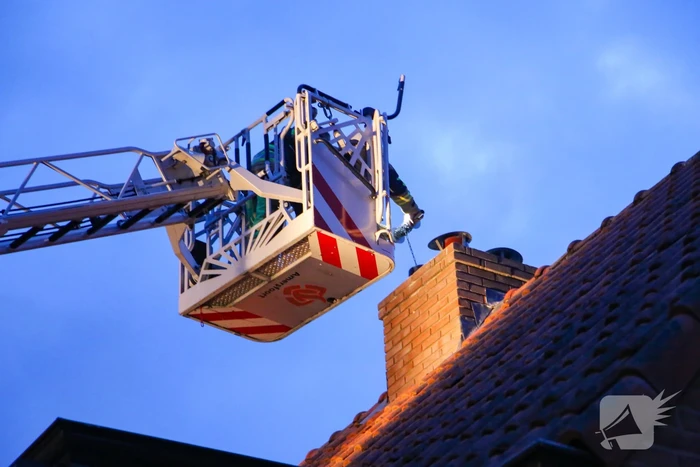 Brandweer blust schoorsteenbrand