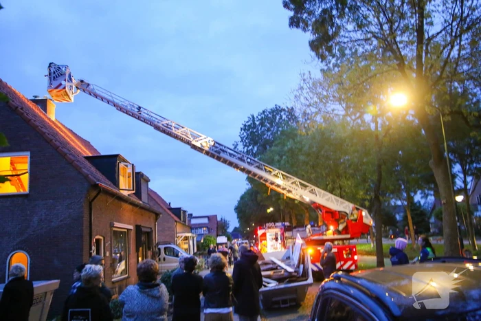 Brandweer blust schoorsteenbrand