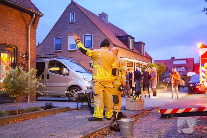 Brandweer blust schoorsteenbrand
