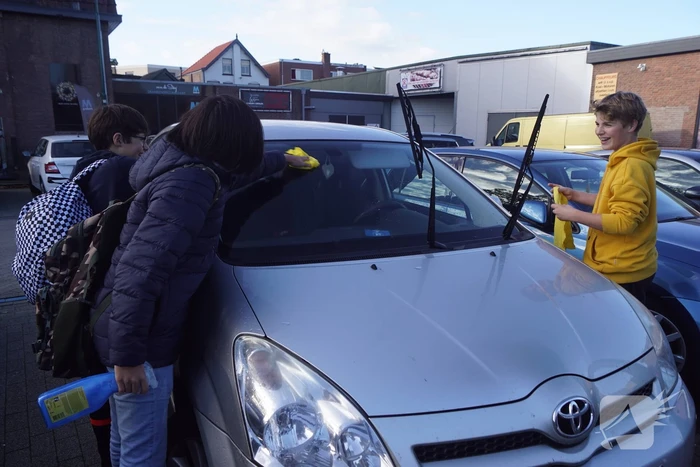 Leerlingen halen geld op voor Stichting Dierenzorg Eemland