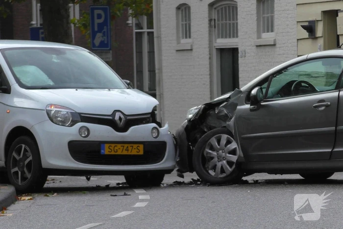 Flinke schade bij botsing op kruising