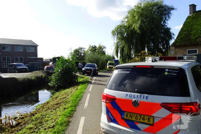 Scooter en auto botsen met elkaar