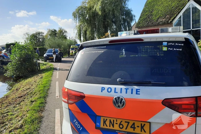 Scooter en auto botsen met elkaar