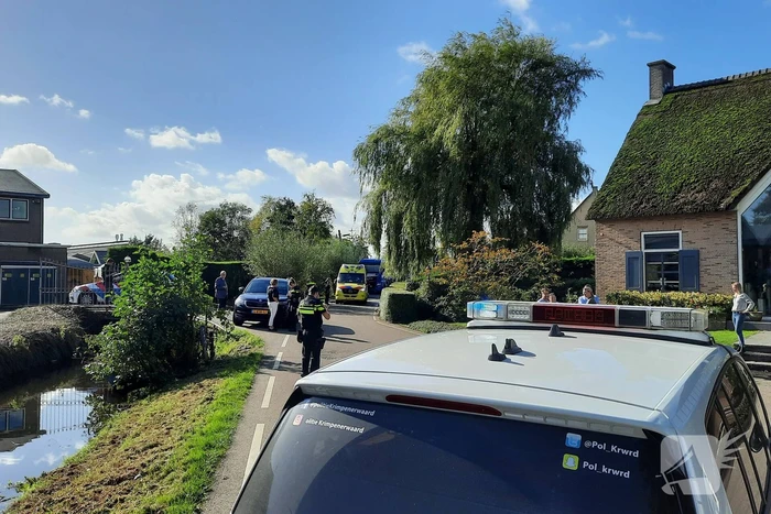 Scooter en auto botsen met elkaar