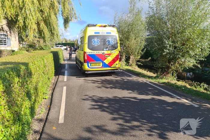 Scooter en auto botsen met elkaar