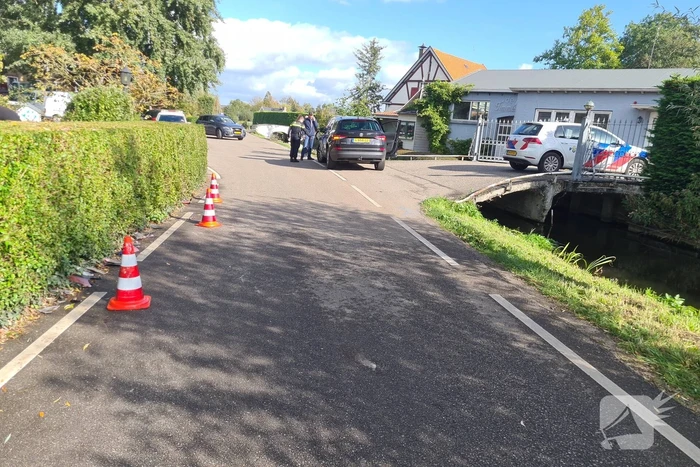 Scooter en auto botsen met elkaar