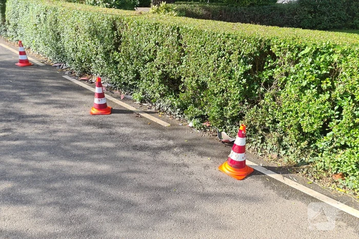 Scooter en auto botsen met elkaar