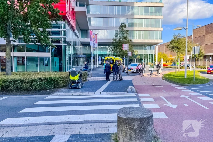 Persoon op scootmobiel moet naar het ziekenhuis na botsing met auto