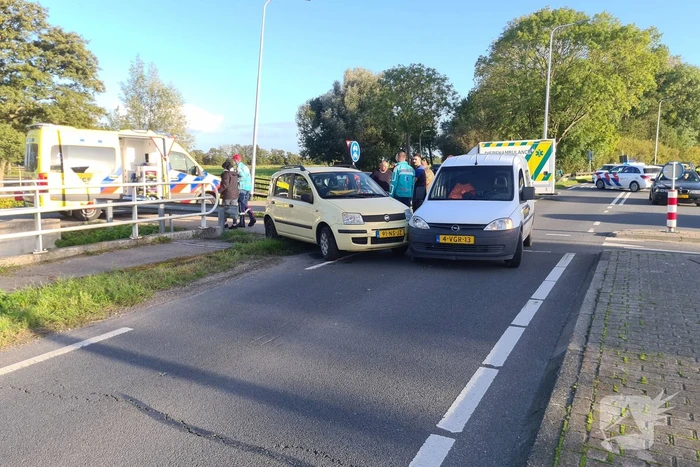 Botsing tussen bestelbus en personenwagen