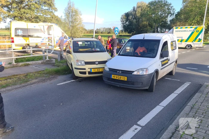 Botsing tussen bestelbus en personenwagen