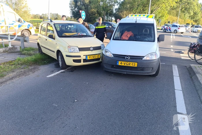 Botsing tussen bestelbus en personenwagen