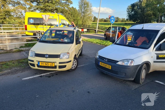 Botsing tussen bestelbus en personenwagen
