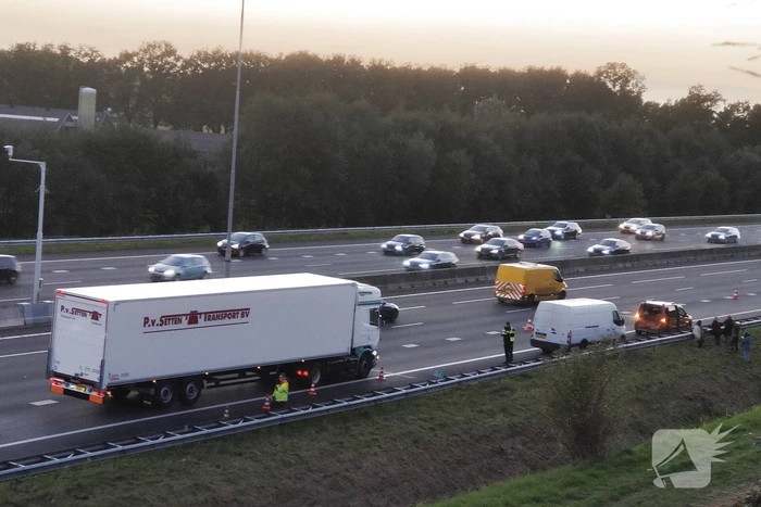 Auto van Rijkswaterstaat aangereden door vrachtwagen