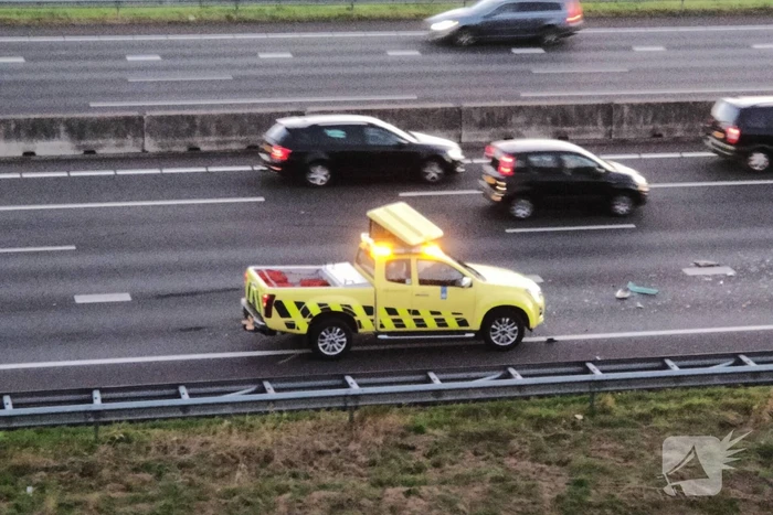 Auto van Rijkswaterstaat aangereden door vrachtwagen