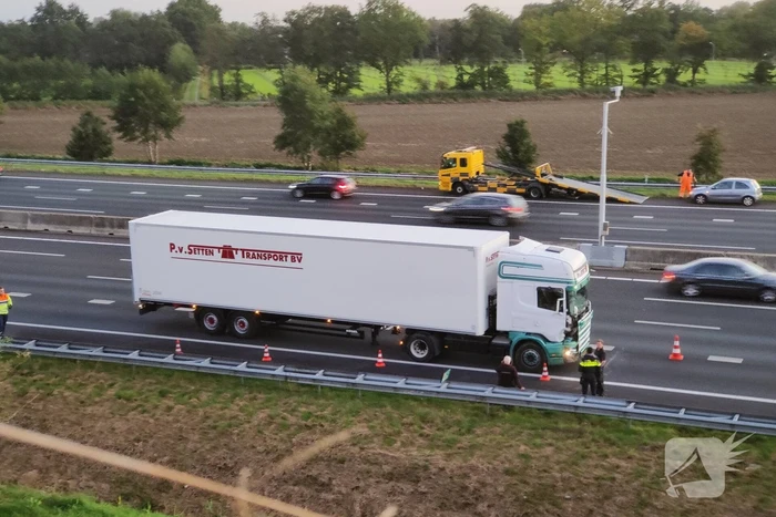 Auto van Rijkswaterstaat aangereden door vrachtwagen