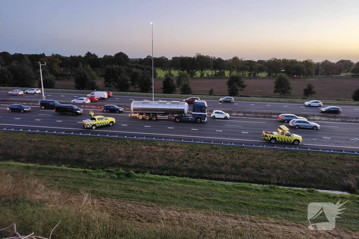 Auto van Rijkswaterstaat aangereden door vrachtwagen
