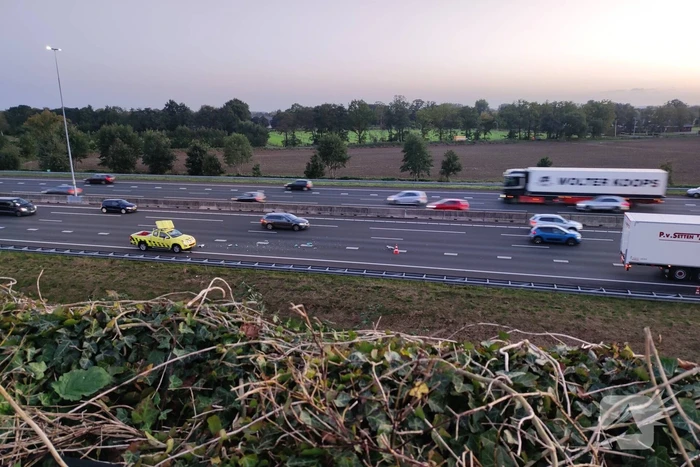 Auto van Rijkswaterstaat aangereden door vrachtwagen