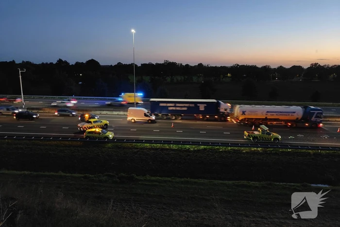Auto van Rijkswaterstaat aangereden door vrachtwagen