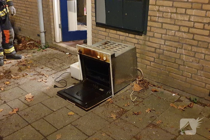 Magnetron door bewoner uit raam gegooid