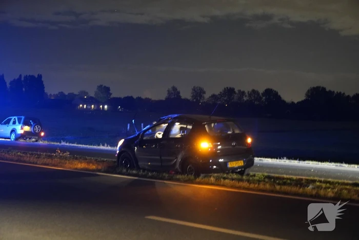 Personenauto slaat over de kop en raakt total-loss
