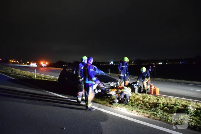 Personenauto slaat over de kop en raakt total-loss