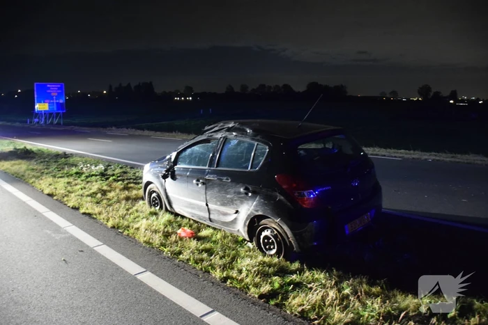 Personenauto slaat over de kop en raakt total-loss