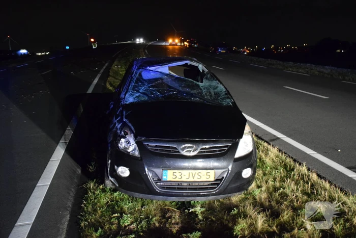Personenauto slaat over de kop en raakt total-loss