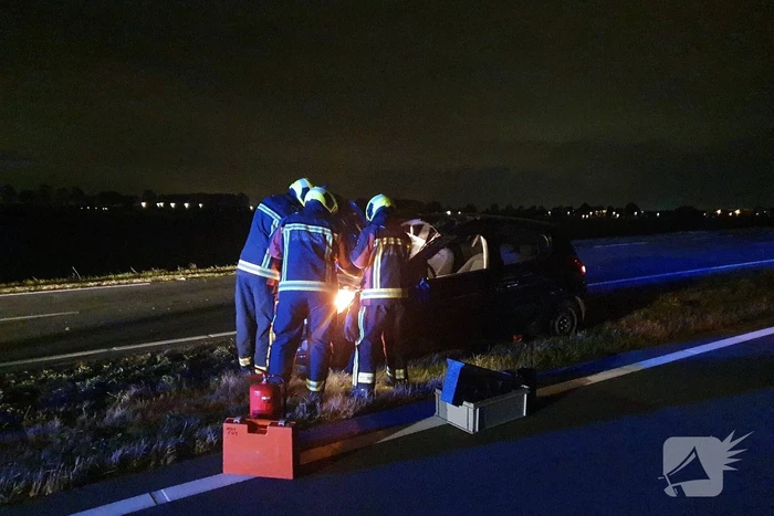 Personenauto slaat over de kop en raakt total-loss