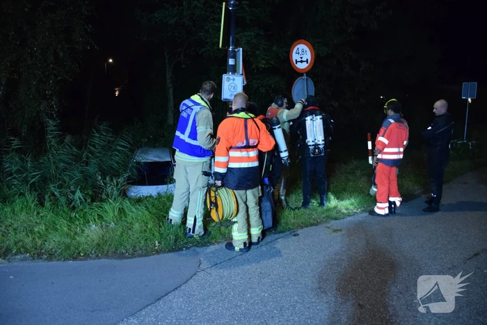 Personenauto belandt in sloot