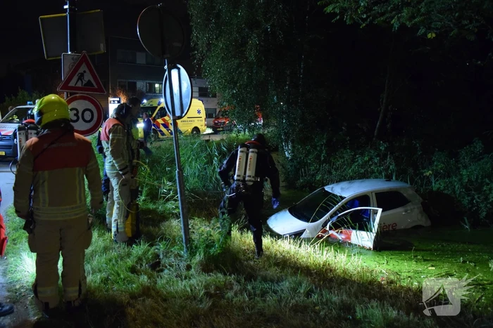 Personenauto belandt in sloot