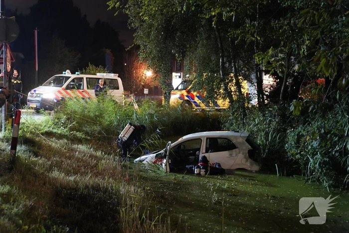 Personenauto belandt in sloot