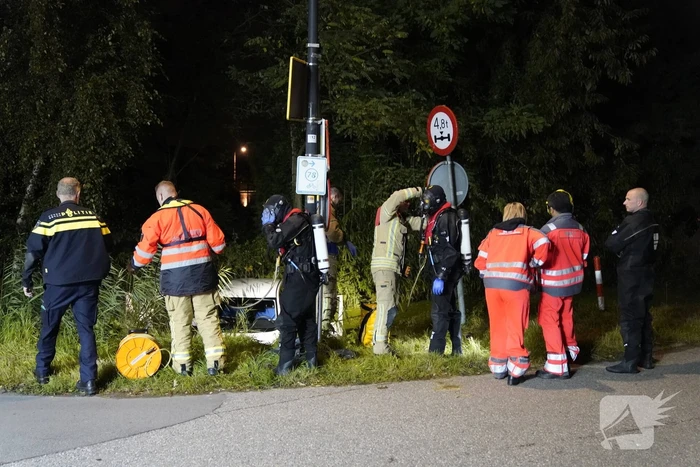 Personenauto belandt in sloot