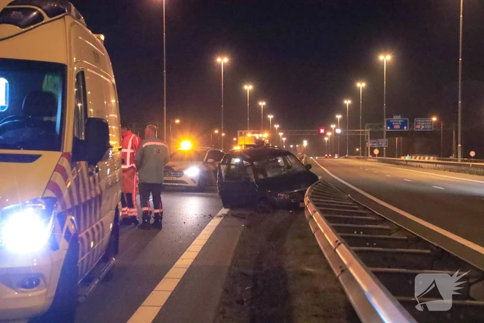 Bestuurder verliest macht over het stuur en botst tegen vangrail