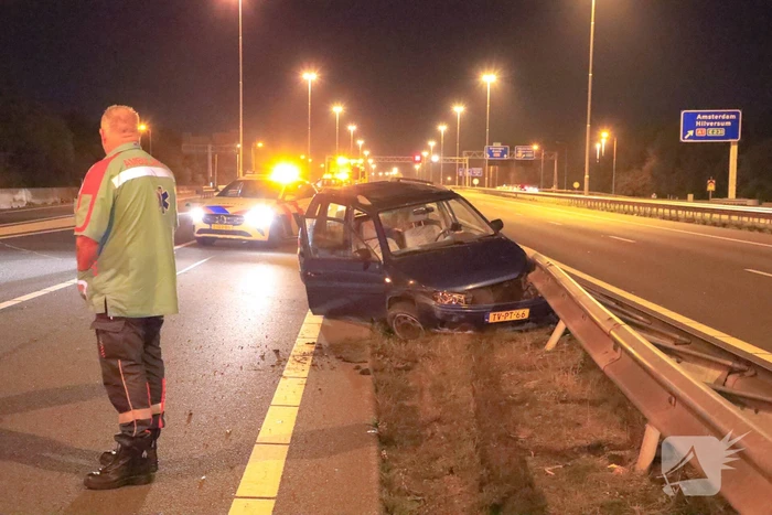 Bestuurder verliest macht over het stuur en botst tegen vangrail