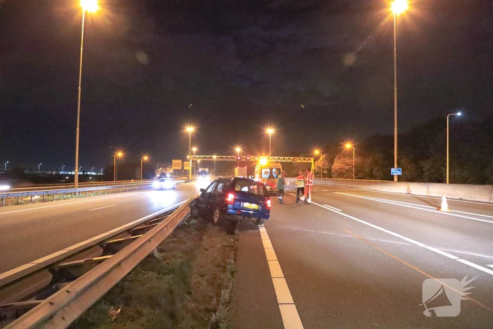 Bestuurder verliest macht over het stuur en botst tegen vangrail