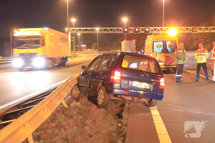 Bestuurder verliest macht over het stuur en botst tegen vangrail