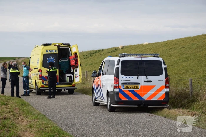 Jongen met scooter ten val