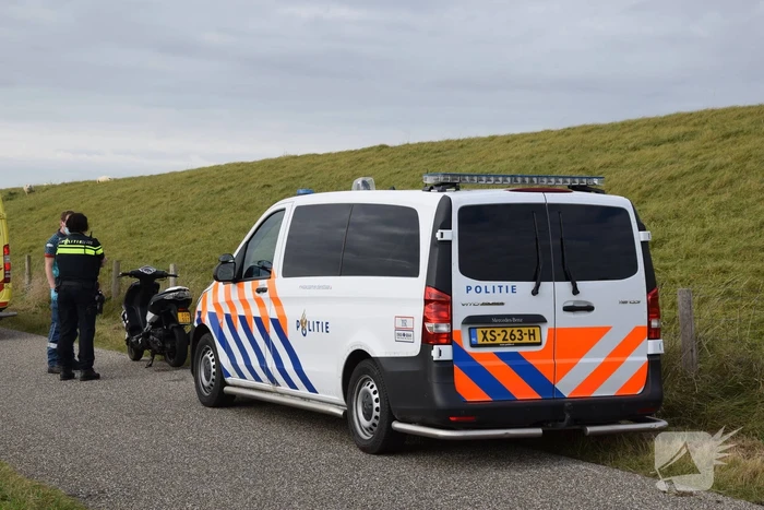 Jongen met scooter ten val