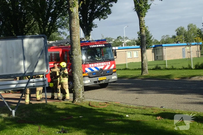 Automobilist gewond door botsing tegen boom