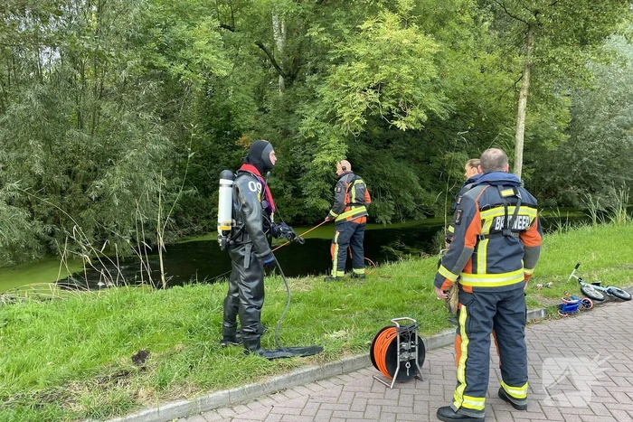 Brandweer verricht zoekslag door kinderfiets in sloot