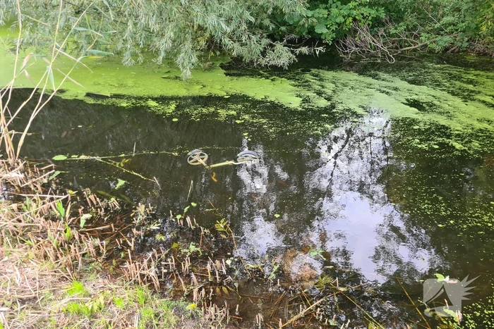 Brandweer verricht zoekslag door kinderfiets in sloot