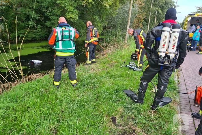 Brandweer verricht zoekslag door kinderfiets in sloot