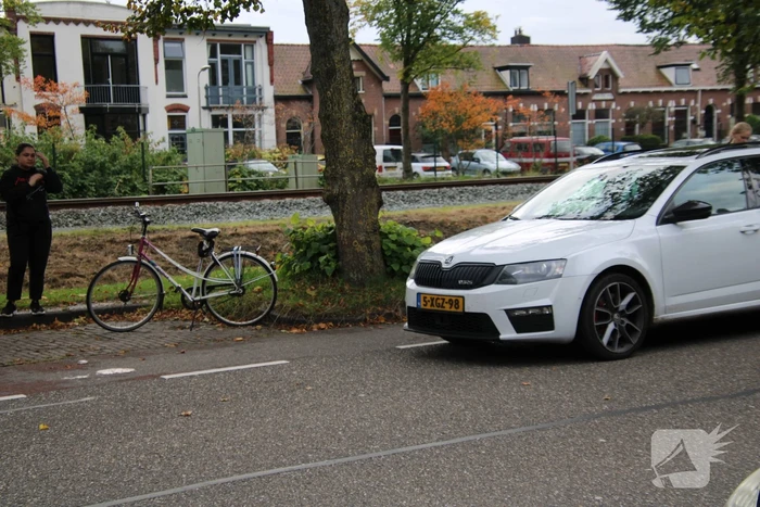 Fietser en personenauto met elkaar in botsing