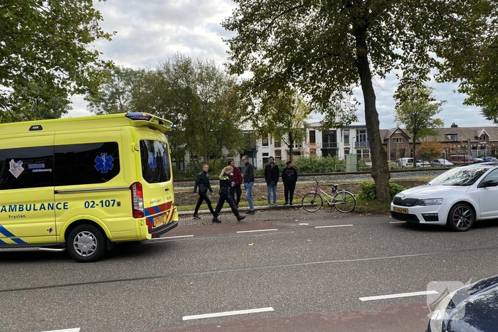 Fietser en personenauto met elkaar in botsing