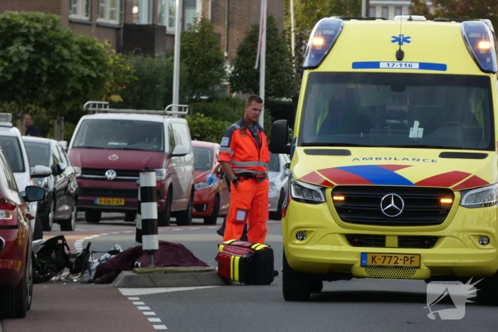 Snorfietser gewond door botsing tegen paal
