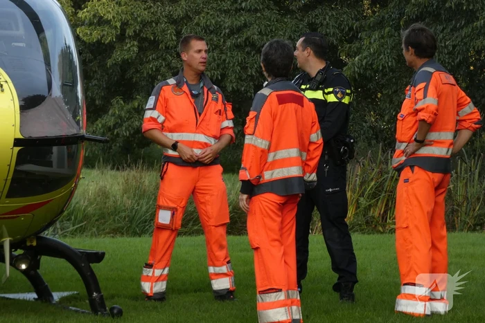 Snorfietser gewond door botsing tegen paal
