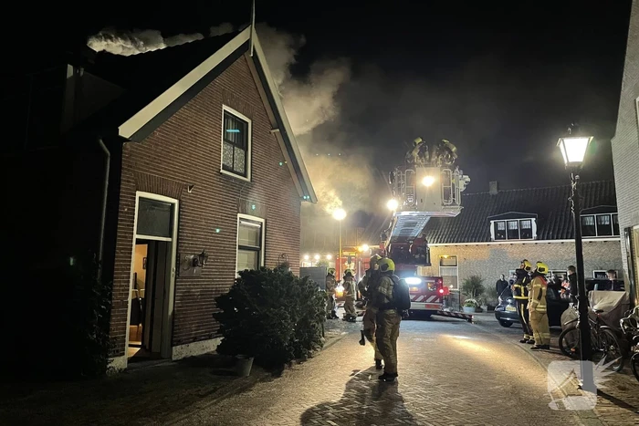 Brandweer dooft brand in schoorsteen