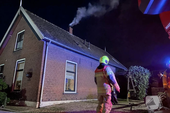 Brandweer dooft brand in schoorsteen